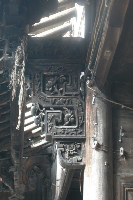1843 carved bracket (left side)