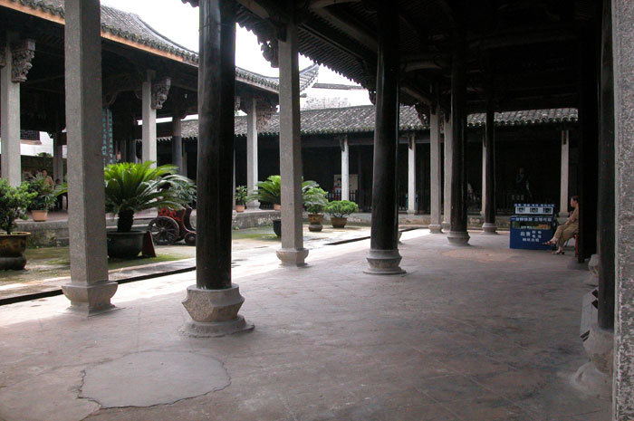 Overview of the first hall (looking right) Overview of the first hall (looking right)