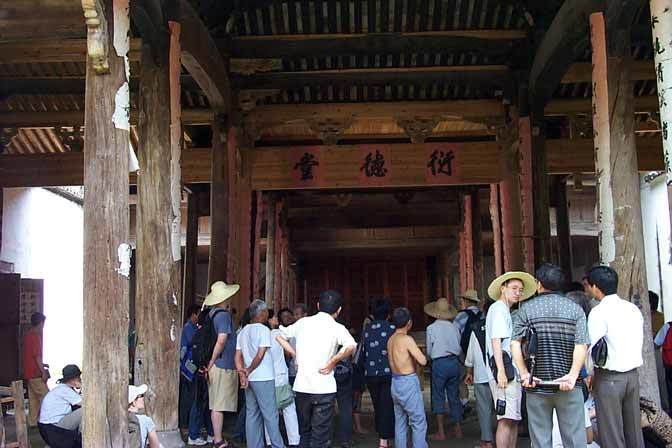 Exterior of the Hall of Continuing Virtue.Looking into the Hall of Continuing Virtue from the gateway
