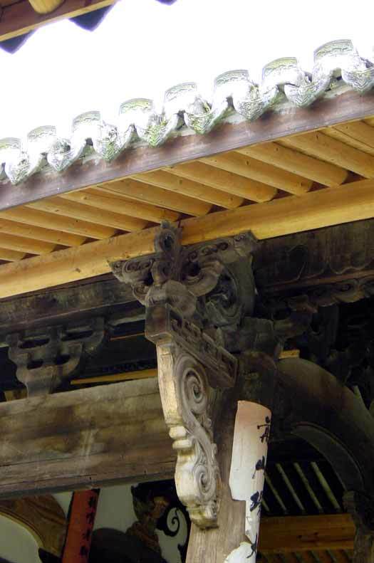 Carved, scroll patterned bracket