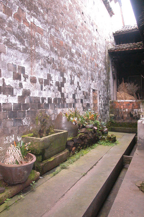 Overview of the courtyard