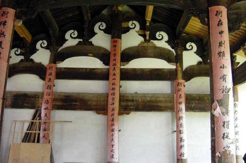 Pillar-and-transverse-tie-beam structure of east wall