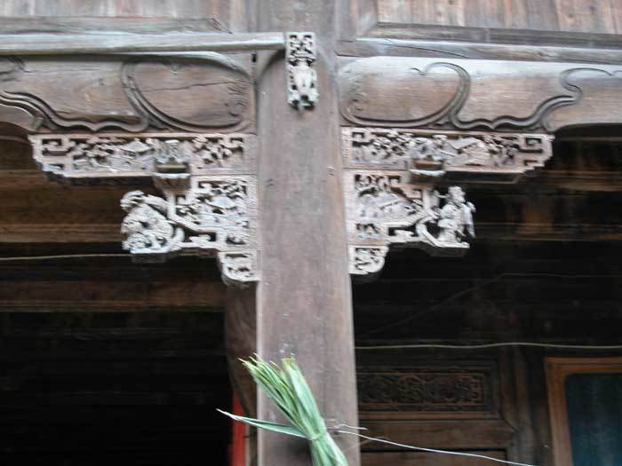 Carved bracket of the right pillar of the hall