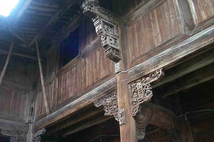 Carved bracket on the right-hand side (3rd pillar)