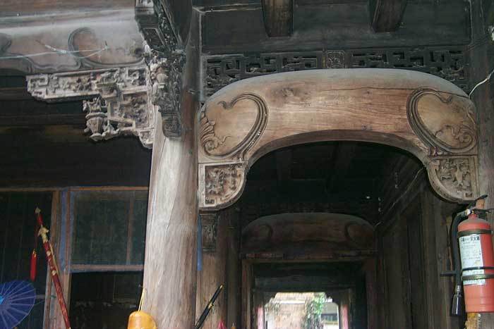 Beam structure of the left-hand side hallway