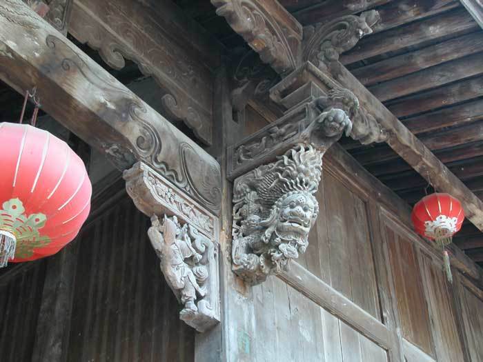 Bracket on the right-hand side of the entrance gate