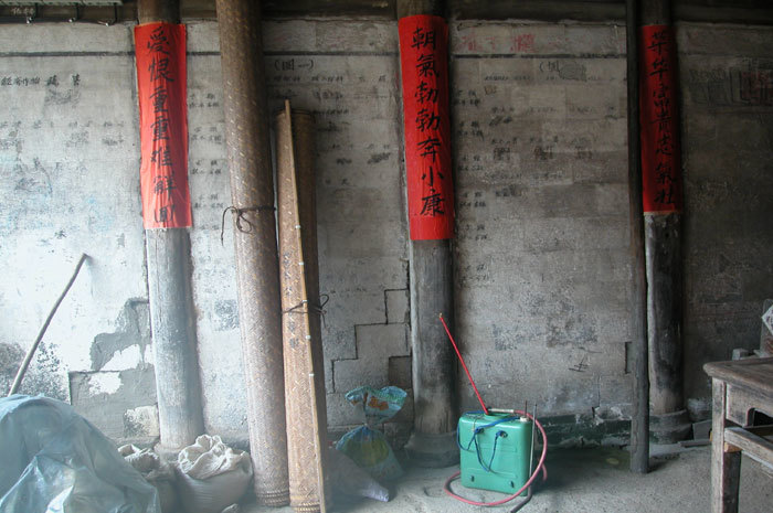 Altar with calligraphy-Calligraphy on columns of the left wall of the back hall