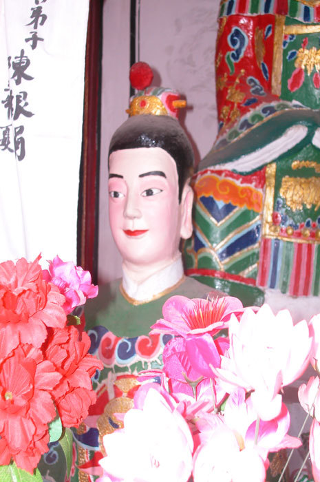 Crown Prince of Dragon, left of the central altar