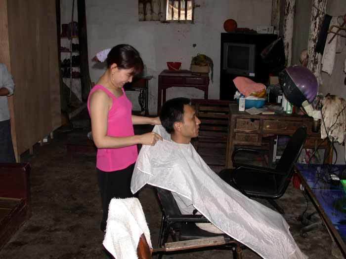 Liu Guanglin posing as a customer of Hong Xueru`s salon Liu Guanglin posing as a customer of Hong Xueru`s salon