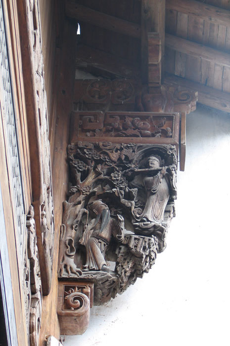 Bracket on the northeastern corner Bracket on the northeastern corner