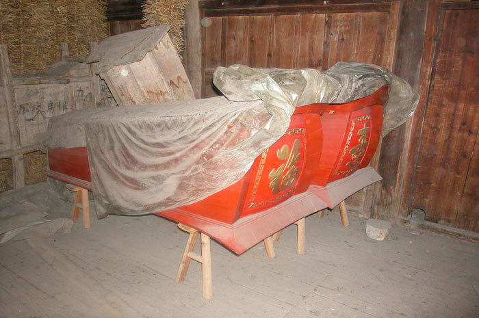 Upper storey above main room with coffins and straw supports for silk worm coocoons