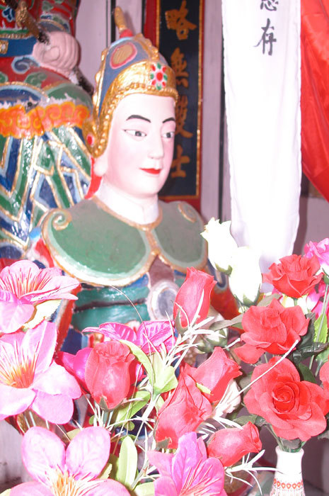 Lou Yajiang, right of the central altar