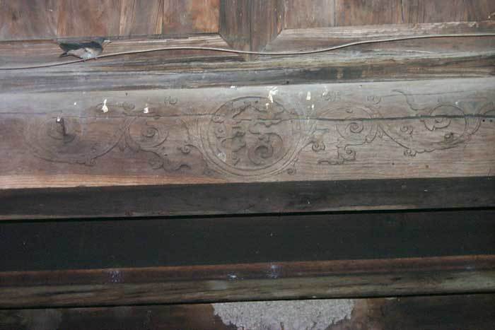 Carving on the beam of the hall