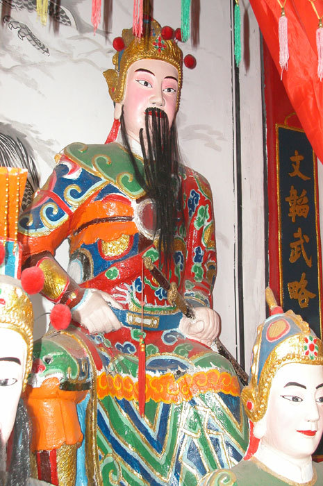 Zhou Wenwu, rear right of the central altar