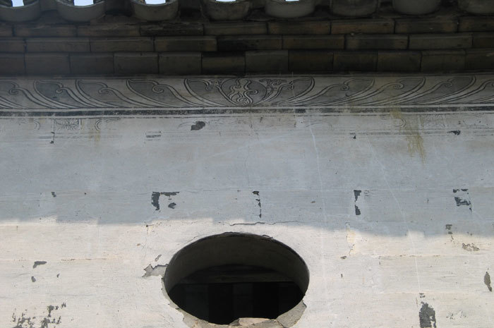 Painted decoration along the top of the entry wall Painted decoration along the top of the entry wall