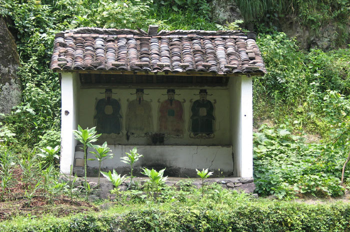 small temple with four painted figures2