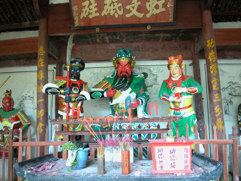 Statues of Guan Yu (middle), Zhou Cang (left), and Guan Ping (right)