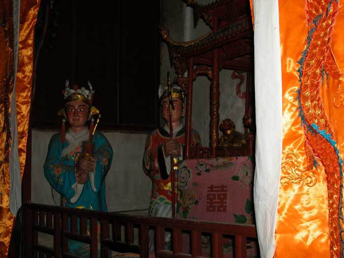 Center of the hall.close-up of the major statue-01