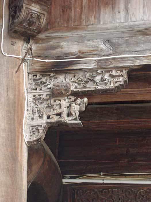 Carved bracket on the northeastern corner-one of the Eight Immortals