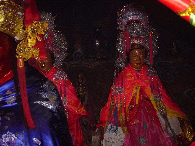 Female deities on the right-hand side of Lord Hu