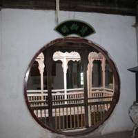 Looking to the room throug the arch gate