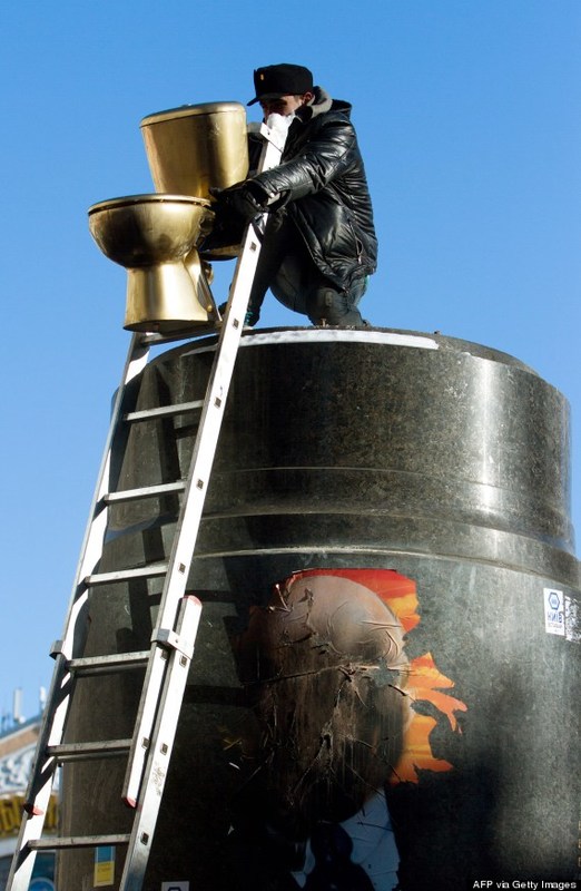 golden toilet.jpg golden toilet.jpg