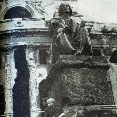 Copernicus statue in Warsaw.jpg