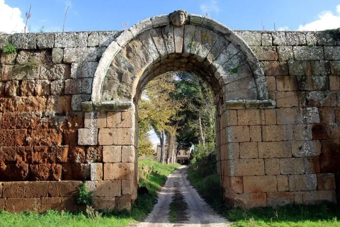 Porta-di-Giove-Falerii-Novi-via-Wikipedia-2-696x464-1.webp