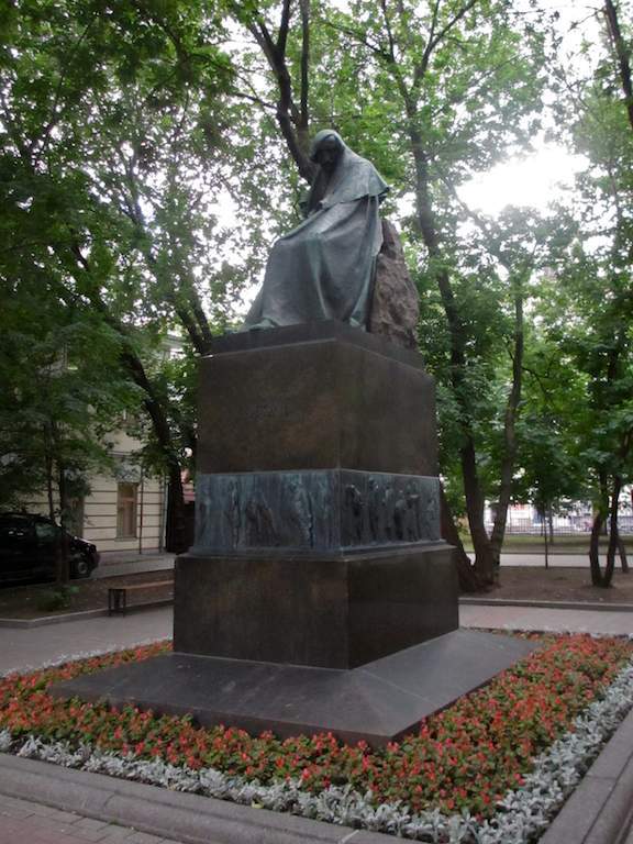 Gogol Statue