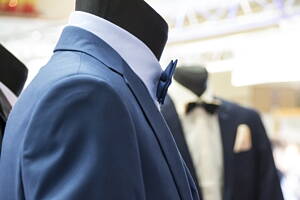 traje en alquiler sobre un maniqui