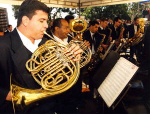 Banda musical tocando en un evento