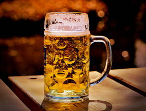 Cerveza servida en una cervecería.