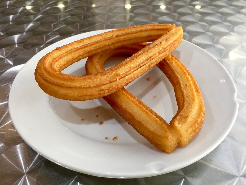 plato con churros en una churrería