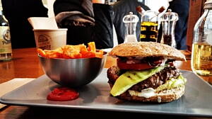 Hamburguesa y pizza en un restaurante de comida rápida