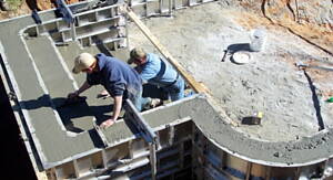 trabajadores haciendo una piscina