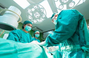 Médicos cirujanos realizando operación
