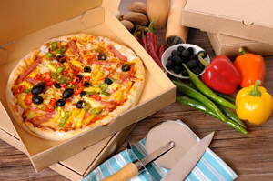 Deliciosa pizza en caja de reparto de comida a domicilio
