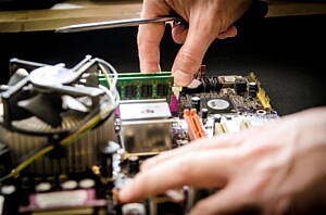 tecnico reparando un ordenador