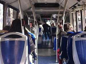 pasillo de un autobus