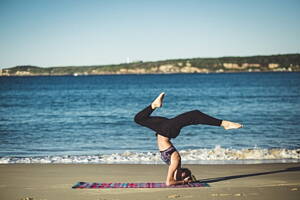persona practivando yoga
