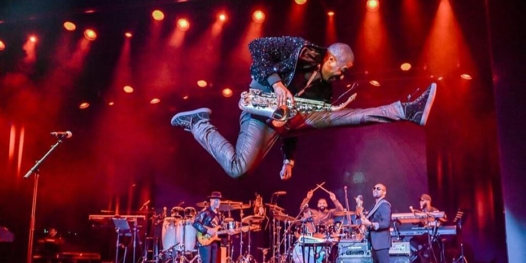 SUNDRESSES, SHORTS & SANDALS Featuring ERIC DARIUS Banner