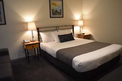 Overlander Hotel-Motel