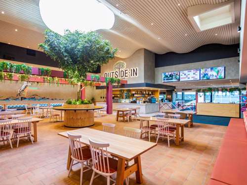 "Outside In" Kitchen / Cafe