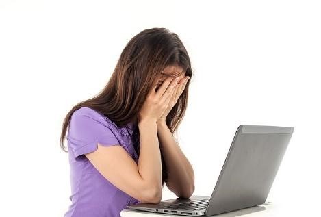 woman_frustrated_laptop
