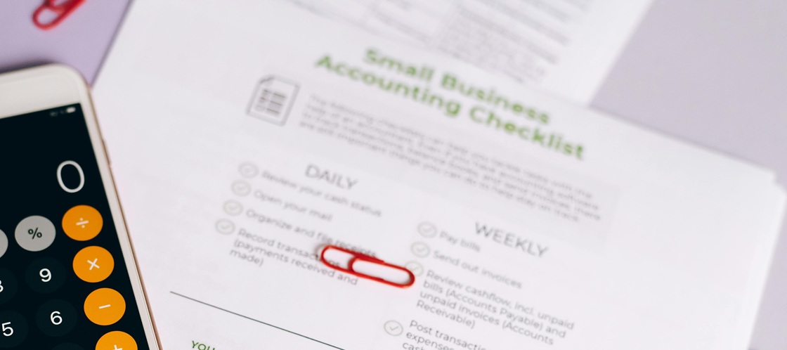 Small business accounting checklist highlighting the transition to accounts receivable automation workflows.
