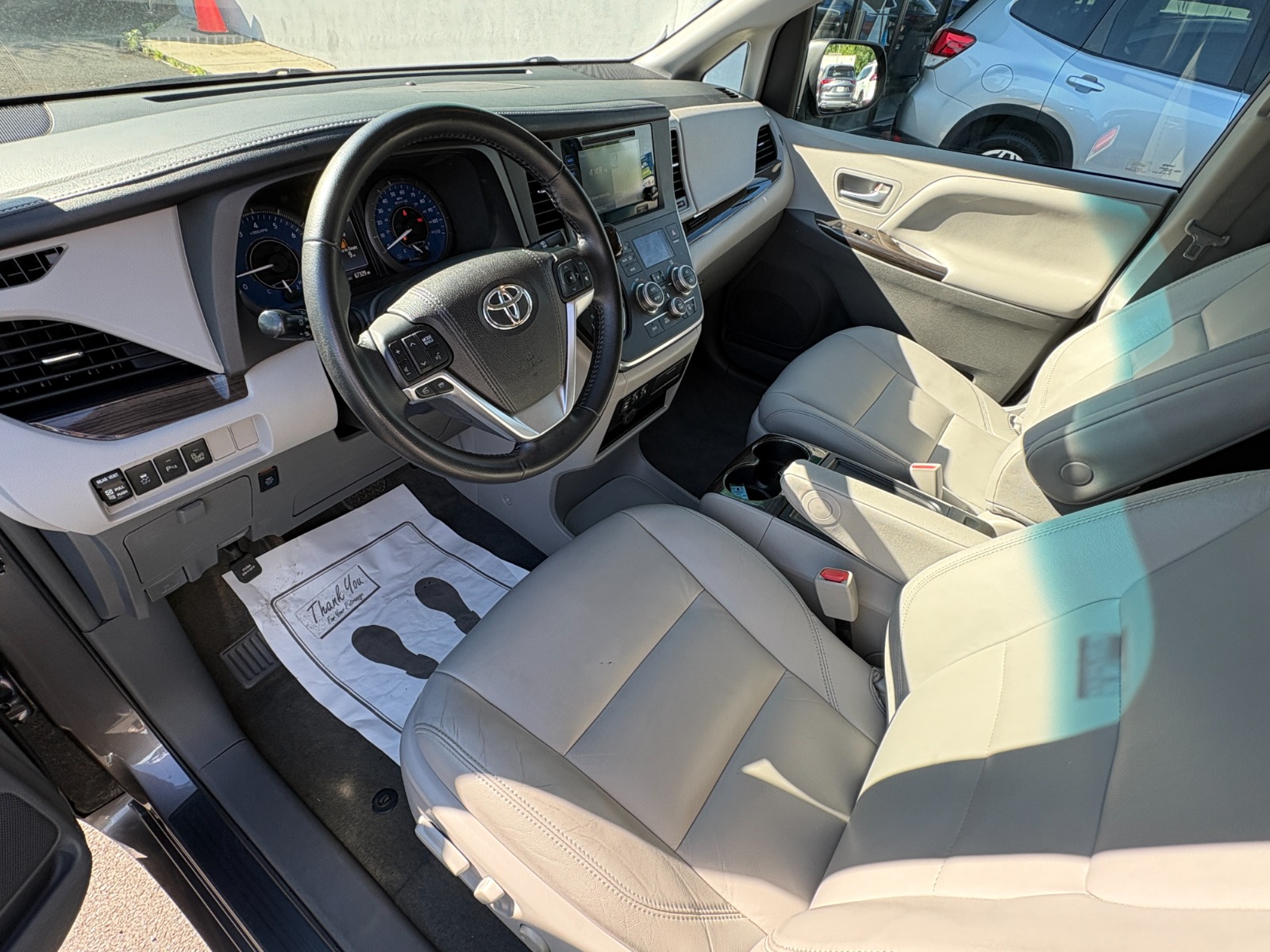 2016 Toyota Sienna 17