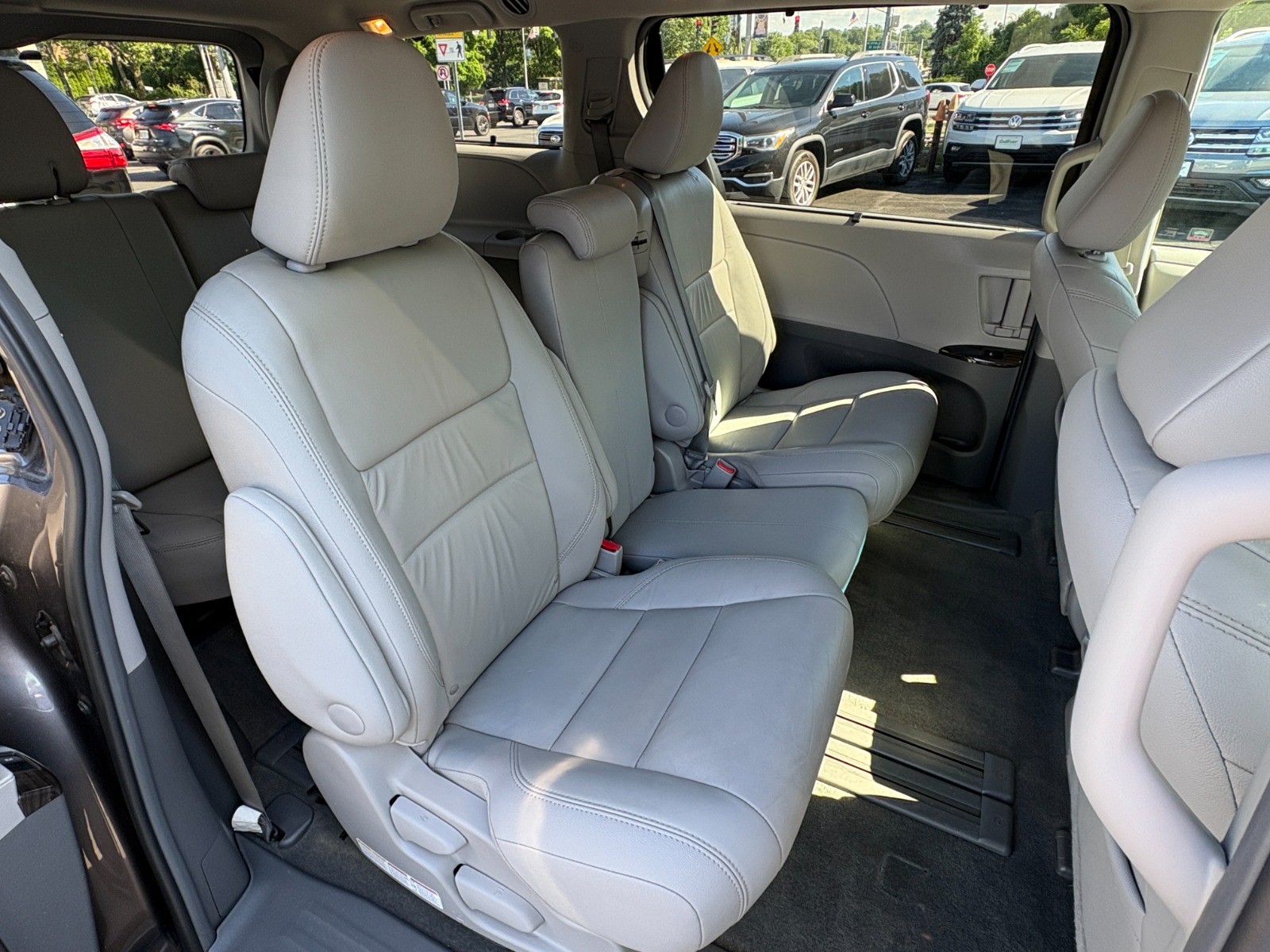 2016 Toyota Sienna 23