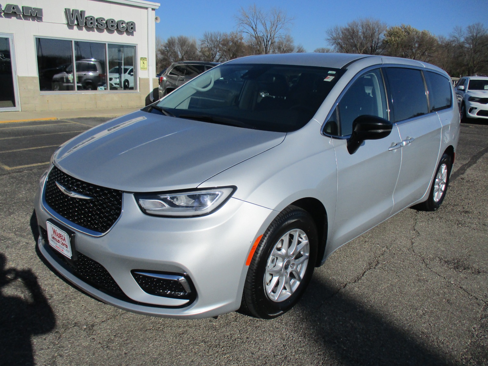 2024 Chrysler Pacifica Touring L's photo