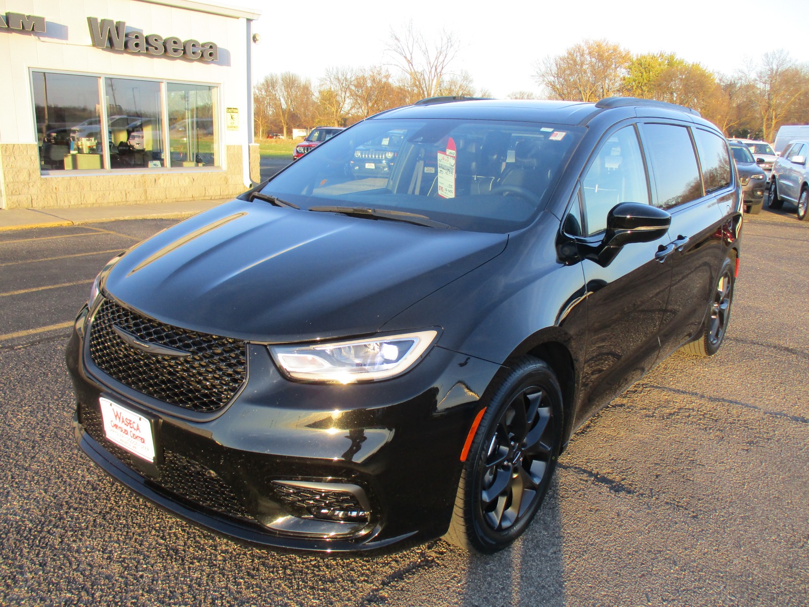 2025 Chrysler Pacifica Limited's photo