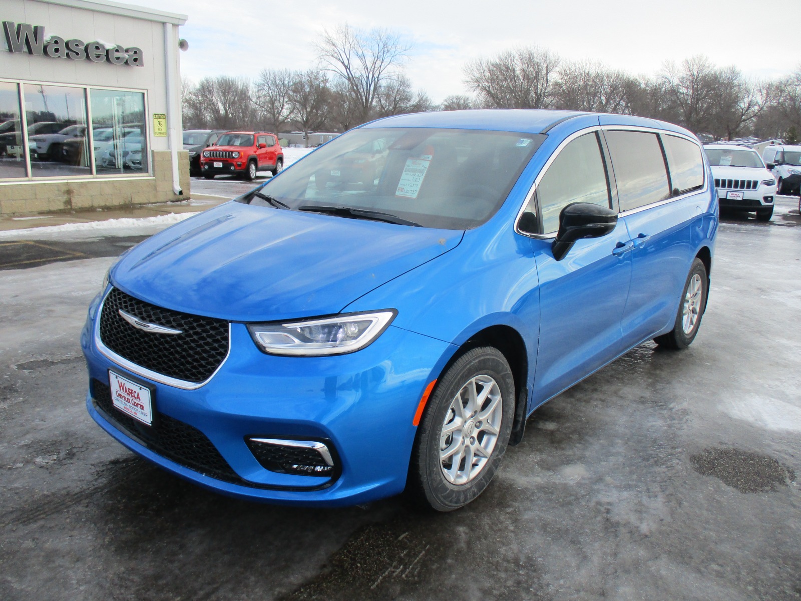 2026 Chrysler Pacifica Select's photo